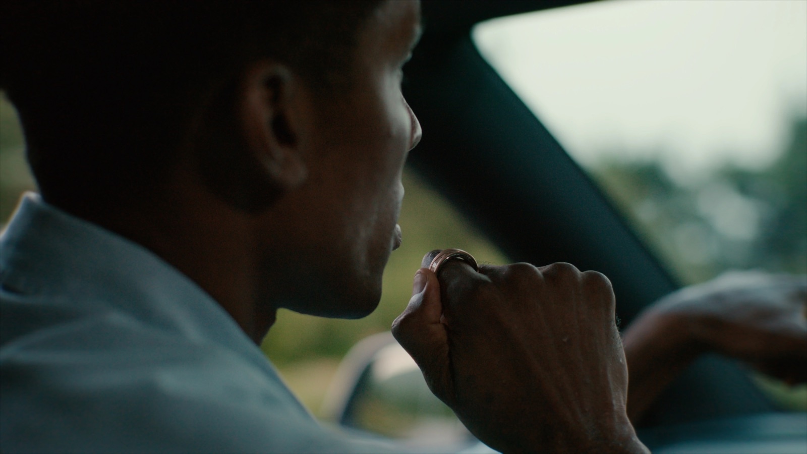 A person using Glorify Ring for a phone-free voice note